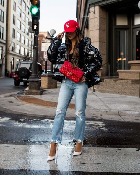 Red Cap Outfit, Maria Vizuete, Ny Cap, Mia Mia Mine, Mia Mia, Cap Outfit, Spring Denim, Street Style Edgy, Outfit Formulas