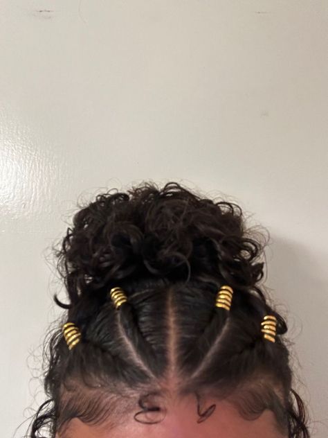 Hair Rings Hairstyles Curly, Curly Mixed Hairstyles, Hairstyles With Hair Rings, Cosmo Hair, Mixed Curly Hair, Golden Rings, Cute Curly Hairstyles, Hair Idea, Curly Hair Styles Easy