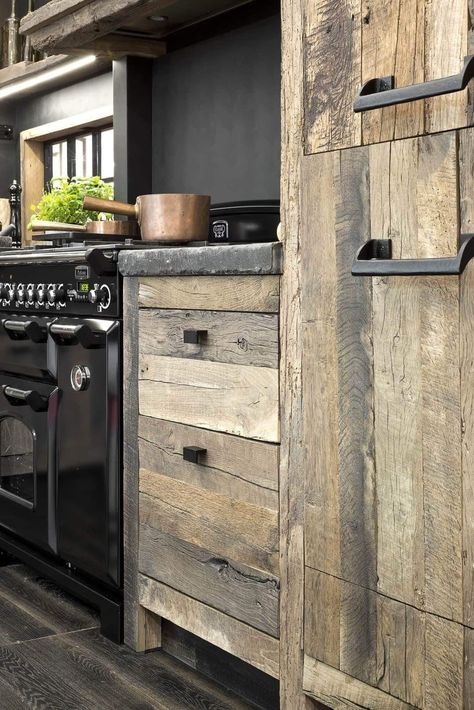 Koti Diy, Reclaimed Wood Kitchen, Barn Kitchen, Rustic Kitchen Cabinets, Open Kitchen Shelves, Rustic Kitchen Design, Rustic Farmhouse Kitchen, Wood Kitchen, Wood Cabinets