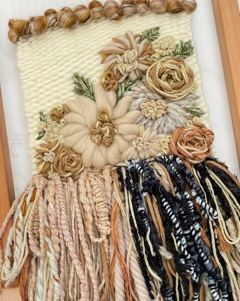 Hand Weaving Patterns Ideas, Fall Weaving, Weaving Aesthetic, Neutral Weaving, Weaving Flowers, Weaving Workshop, Floral Macrame, Weaving Rugs, Loom Yarn