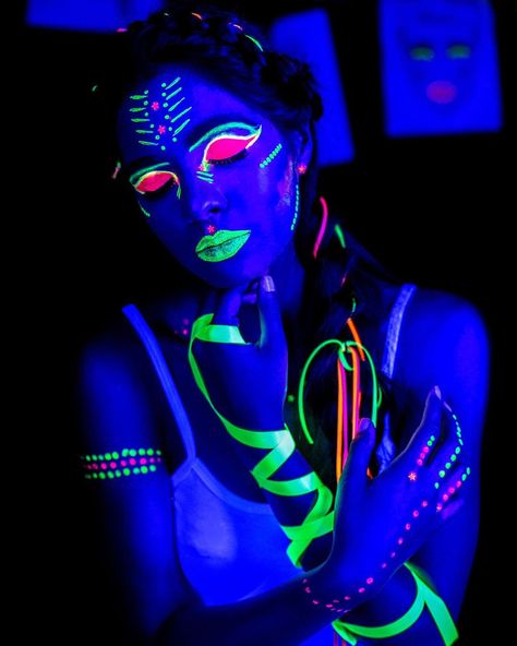 Neon Party Makeup Ideas, Uv Outfit, Neon Makeup Ideas, Neon Makeup Looks, Blacklight Makeup, Black Light Makeup, Neon Face Paint, Makeup Neon, Uv Makeup