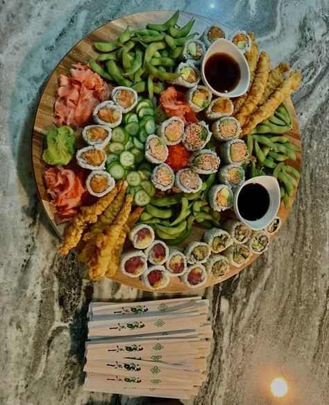 Sushi Boards For Parties, Sushi Brunch Ideas, Sushi Grazing Board, Japanese Charcuterie Board, Sushi Bachelorette Party, Sushi Tray Party, Sushi Buffet Party, Asian Board Food, Charcuterie Board Sushi