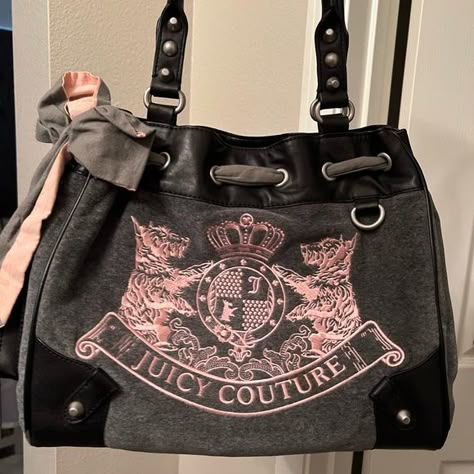 Vintage Juicy Couture Bag Vintage Juicy Couture, Juicy Couture Purse, Purse Essentials, Juicy Couture Handbags, Cute Handbags, 2000s Fashion Outfits, Juicy Couture Bags, Pretty Bags, Cute Purses