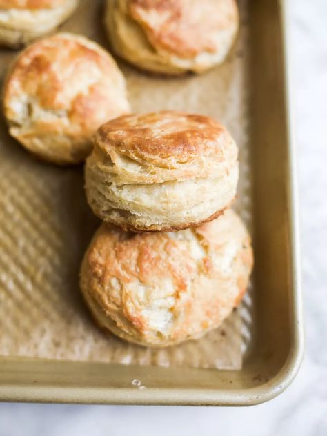 Southern Breakfast, Southern Biscuits, How To Make Biscuits, Canned Biscuits, Biscuit Dough, Homemade Biscuits, Man Food, Christmas Brunch, Buttermilk Biscuits