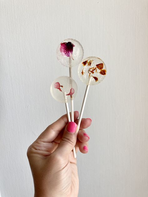 How To Make Lollies, Edible Flower Lollipops, Diy Lollipops, How To Make Lollipops, Flower Lollipops, Flower Lollipop, Diy Lollipop, Lollipops Diy, Micro Bakery