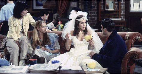 18 Weird Things You Never Noticed About Your Favorite TV Show Sets Jennifer Aniston Friends, Friends Season 1, We Were On A Break, Rachel Green Outfits, On A Break, Courtney Cox, David Schwimmer, Matt Leblanc, Friends Tv Series