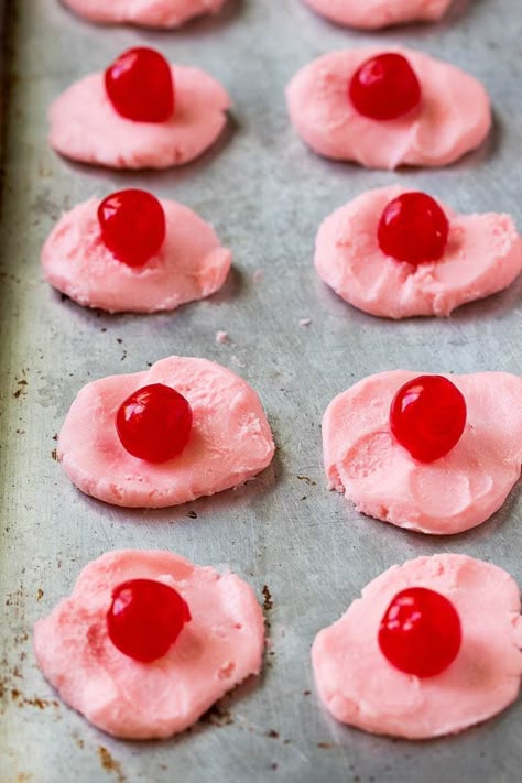 Chocolate Covered Cherries Recipe, Chocolate Covered Cherry, Biscuits Diététiques, Making Candy, Chocolate Candy Recipes, Christmas Candies, Cherry Cookies, Fudge Candy, Maraschino Cherries