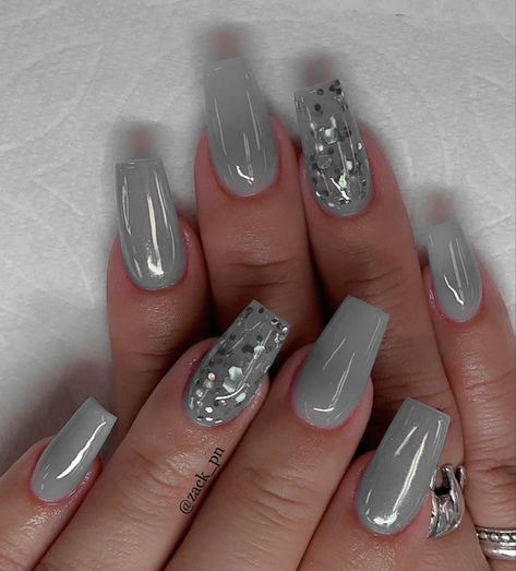 Platinum Silver Nails Acrylic, Grey Nail Inspiration, Pretty Gray Nails, Grey Nails For Prom, Dark Grey Christmas Nails, Coffin Dip Nail Ideas, Blue Gray Nails Design, Winter Grey Nails, Silver And Grey Nails