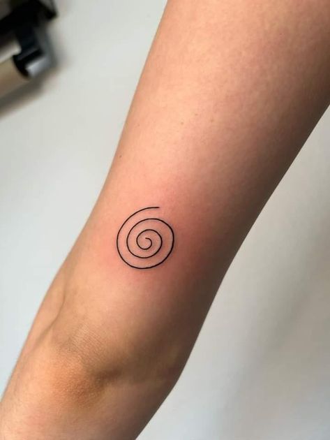 Fibonacci Spiral Tattoo Golden Ratio, Spiral Finger Tattoo, Spiral Back Tattoo, Swirl Tattoo Spirals, Spiral Symbol Meaning, Fibbonaci Spiral Tattoo, Spiral Goddess Tattoo, Spiral Tattoo Designs, Celtic Spiral Tattoo