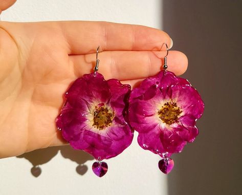 Resin Jewelry Ideas Aesthetic, Resin Flower Earrings, Dried Flower Jewelry, Dope Jewelry Accessories, Polymer Clay Ring, Flower Resin Jewelry, Sweet Jewelry, Resin Jewelry Diy, Diy Jewelry Unique