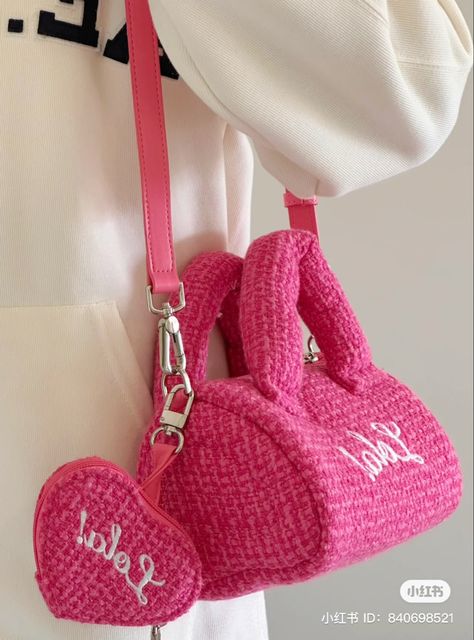 xiaoshongshu 패션 fashion girly girl pastel pink outfit Crochet Cardigan Tutorial, Crochet Sling Bag, Free Pattern Crochet, Bags Crochet, Diy Crochet Bag, Jeweled Shoes, Shoes Heels Classy, Girly Bags, Crochet Stitches For Beginners