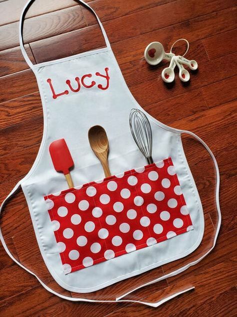 Diy Christmas Gifts Sewing, Kids Aprons, Egg Aprons, Personalized Kids Apron, Apron Tutorial, Diy Apron, Girl Apron, Apron Sewing Pattern, Christmas Idea