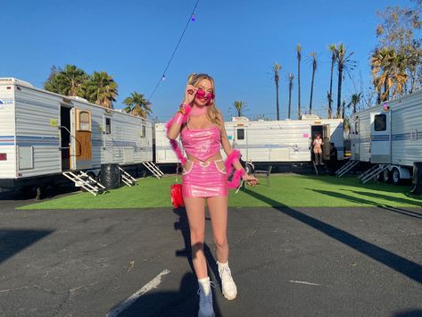 Rave Outfits Colorful, Pink Festival Outfit, Pride Fits, Pink Rave Outfit, Fuchsia Outfit, Festival Outfit Inspo, Pink Monochrome, Rave Outfit, Strobe Lights