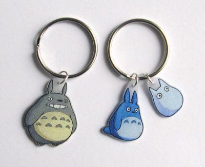 Couture, dessin, microbes: Shrink plastic Totoro                                                                                                                                                                                 More Shrink Wrap Keychain, Diy Shrink Plastic Jewelry, Shrinky Dink Art, Plastic Fou, Diy Shrink Plastic, Shrinky Dink Crafts, Shrinky Dink Earrings, Shrink Plastic Jewelry, The Swap