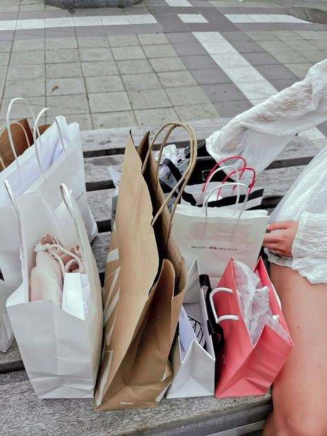 Shopping Asthetics, Shopping Vision Board, Shopping Aesthetic Pictures, Vision Board Shopping, Girl Shopping Aesthetic, Shopping Aesthetic Bags, Clothes Shopping Aesthetic, Life Inspo Aesthetic, Lots Of Shopping Bags