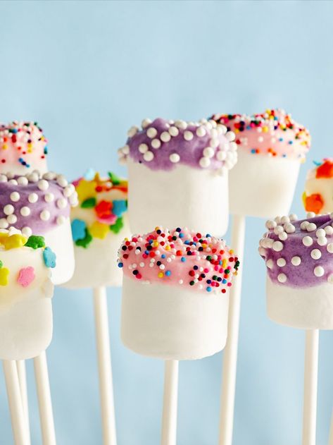 Provide a kid friendly dessert they are sure to love with marshmallows! Marshmallows are great to enjoy during any time of the year: in the summer and fall sandwiched into a smore, in the cold months melted into hot chocolate, or any time on top of ice cream. Marshmallows dipped in colored white chocolate and sprinkles also make great treats and party favors, too! Marshmallow Party Ideas, Colorful Marshmallows, Fall Sandwiches, Marshmallow Skewers, Marshmallow Sweets, Decorated Marshmallows, Dipped Marshmallows, Marshmallow Smores, Valentines Party Food