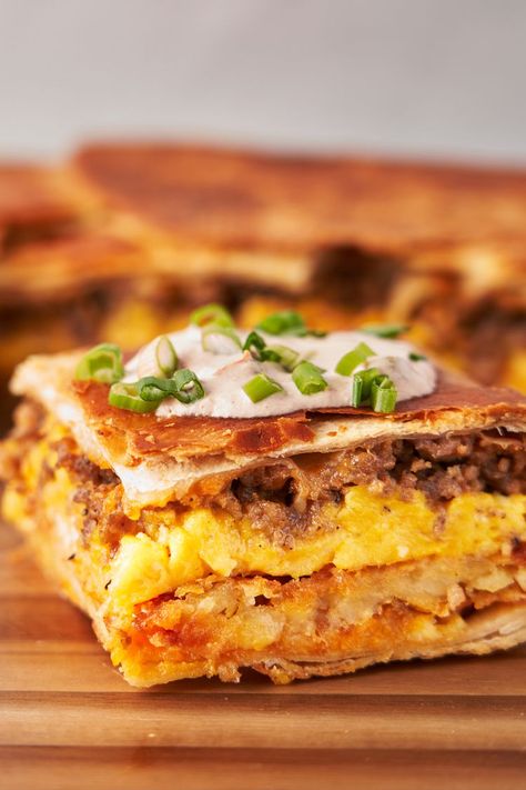 Breakfast Crunchwrap Casserole Crunchwrap Casserole, Breakfast Crunchwrap, Hash Brown Patties, 5 Ingredient Dinners, Sour Cream Sauce, Hash Brown, How To Cook Sausage, Salad Side Dishes, Breakfast Brunch Recipes