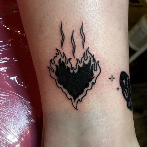 Tattoos Black, Grunge Tattoo, Tattoo Heart, Flame Tattoos, Fire Tattoo, Geniale Tattoos, Vibes Art, Black Tattoo, Dainty Tattoos