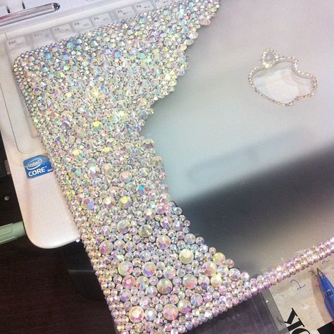 Rhinestones on MacBook case Macbook Glitter Case, Macbook Case Ideas, Mac Book Pro Case, Macbook Accessories, Bling Ideas, Macbook Covers, Rhinestone Projects, Mac Book, Macbook Air Case