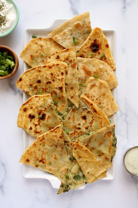 Stuffed Flatbread, Modern Recipes, Middle East Food, Bite Size Snacks, Iftar Recipes, Mint Sauce, Delicious Appetizer Recipes, Halal Recipes, Indian Street Food