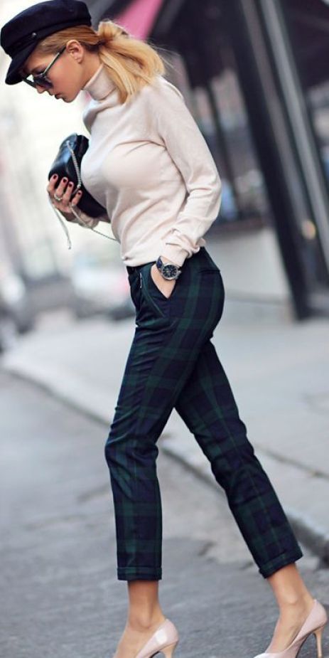 Green Plaid Pants Outfit, Green Plaid Pants, Plaid Pants Outfit, Business Outfits Women, Checked Trousers, Street Style Edgy, Looks Street Style, Plaid Pants, Green Plaid