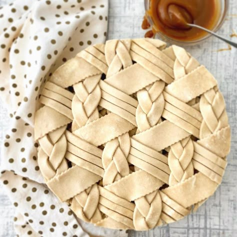 Pretty Pie Crust, Fancy Pie Crust, Pie Crust Art, Beautiful Pie Crusts, Creative Pies, Decorative Pie Crust, Pie Designs, Pie Crust Designs, Caramel Pie