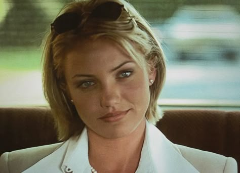 Julia Stiles Hair Short, Cameron Diaz 90s Makeup, Cameron Diaz Short Hair Bob, Cameron Diaz Bob Haircut, Cameron Diaz Short Hair 90s, 90s Movie Makeup, Short Hair Inspo Blonde, 90s Cameron Diaz, Cameron Diaz Makeup