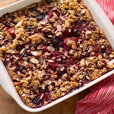 Berry Oatmeal Bake, Oatmeal Bake, Berry Oatmeal, Fruit Cobbler, Healthy Oatmeal, Breakfast Bake, Baked Oatmeal, Oatmeal Recipes, Chia Pudding