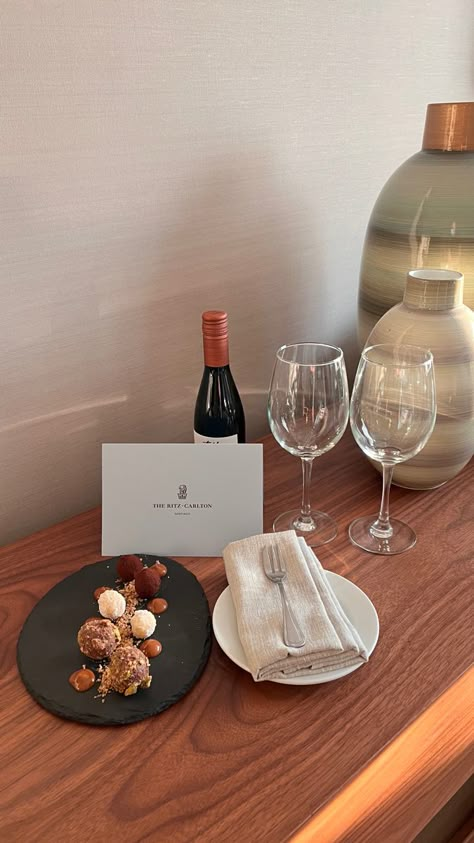 A slate plate with chocolates and truffles, and a bottle of wine with two empty glasses Hotel Ideas For Guests, Hotel Amenity Ideas, Ritz Carlton Room, Welcome Amenities Hotel Ideas, Hotel Welcome Amenities, Hotel Amenities Ideas, Amenities Hotel Ideas, Hotel Room Amenities, Spa Amenities