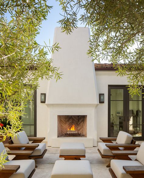 Stucco Fireplace, Mediterranean Patio, Beautiful Outdoor Furniture, Spanish Modern, Outdoor Fireplace Designs, Mediterranean Home, Backyard Inspo, Backyard Patio Designs, Outdoor Fireplace