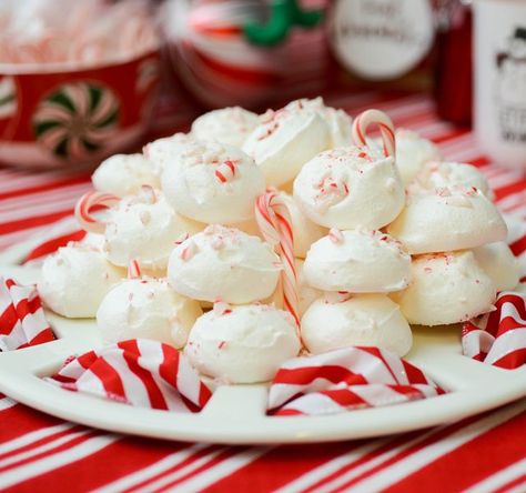 Peppermint Meringue Kisses, Meringue Kisses Recipe, Peppermint Meringue, Roast Beast, Peppermint Meringues, Xmas Baking, Bake Something, Meringue Kisses, Holiday Cookie Exchange