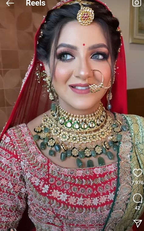 Indian Bride Hairstyle With Matha Patti, Green Bridal Makeup, Mathapatti Hairstyles, Indian Bridal Jewelry Sets Brides, Shadi Makeup, Desi Bridal Makeup, Indian Bridal Wear Red, Mehendi Function, Bridal Pose