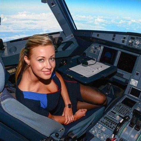 28 Sky Waitresses Showing How Friendly The Skies Can Really Be - Wow Gallery Flight Attendant Costume, Pilot Seats, Flight Attendant Fashion, Mile High Club, Work Uniform, Flight Crew, Marilyn Monroe Photos, Flickr Photos, Fly Girl