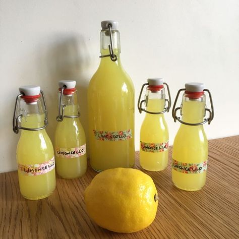 Un limoncello maison pour les soirées d'été Homemade Limoncello, Detox Kur, Lemon Detox, Ginger Water, Pretty Drinks, Fresh Lemon Juice, Detox Drinks, Cocktail Drinks, Liqueur