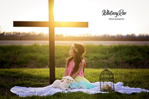 Simple Easter Mini Session, Easter Mini Session Outdoor, Easter Cross Photoshoot, Easter Photo Ideas, Easter Minis Photography Outdoor, Easter Minis Photography, Kids Easter Pictures, Outdoor Photo Props, Easter Family Pictures