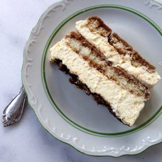 Italian Tiramisu Cheesecake Recipe Tiramisu Cheesecake Recipe, Authentic Italian Tiramisu Recipe, Berry Tiramisu, Espresso Dessert, Tiramisu Trifle, Tiramisu Recipes, Olive Oil Cake Recipe, Italian Almond Cookies, Italian Tiramisu