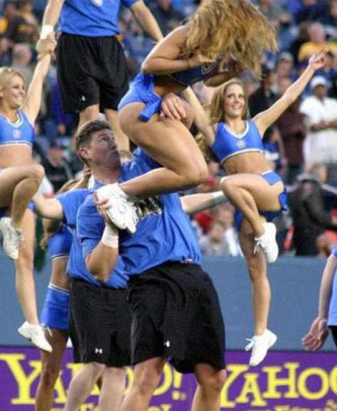 Cheerleaders Fails Cheerleading Fails, Male Cheerleaders, Cheerleading Squad, Cheer Practice, All Jokes, You Had One Job, Perfectly Timed Photos, Sports Photos, Funny Photos