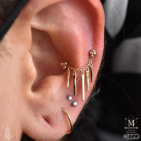 Margo Dellaquila✨ on Instagram: “Is this not the fanciest faux snug you ever did see? 😍😍😍 Our studio counter @clarbv had this chain in mind but no set placement so here's…” Guys Ear Piercings, Snug Piercing, Ear Art, Cool Ear Piercings, Cute Ear Piercings, Ear Style, Body Piercings, Jewelry Lookbook, Cartilage Piercing