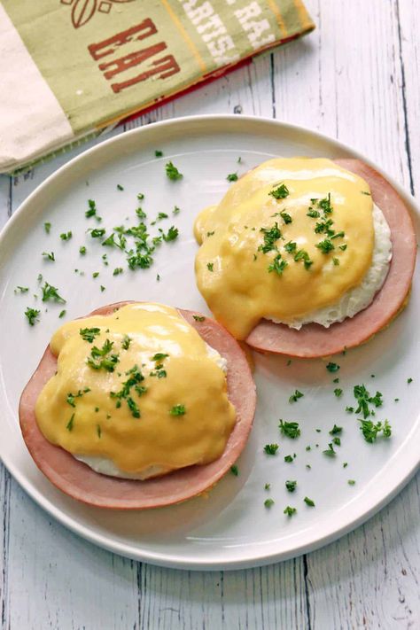 KETO EGGS BENEDICT Keto Eggs Benedict, Healthy Eggs Benedict, Keto Eggs, Keto Dishes, Keto Menu, Lchf Recipes, Hollandaise Sauce, High Carb, Healthy Food Blogs