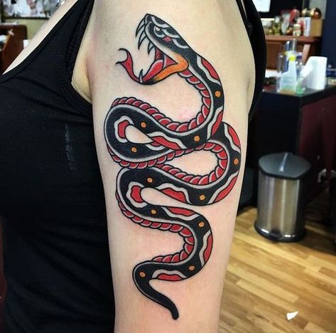 50+ Bright & Trendy American Traditional Tattoos To Be Inspired Traditional Tattoo Animals, American Style Tattoo, Traditional Snake, Snake Tattoo Meaning, Traditional Snake Tattoo, Font Tato, Tato Flash, Tato Tradisional, Tattoo Snake