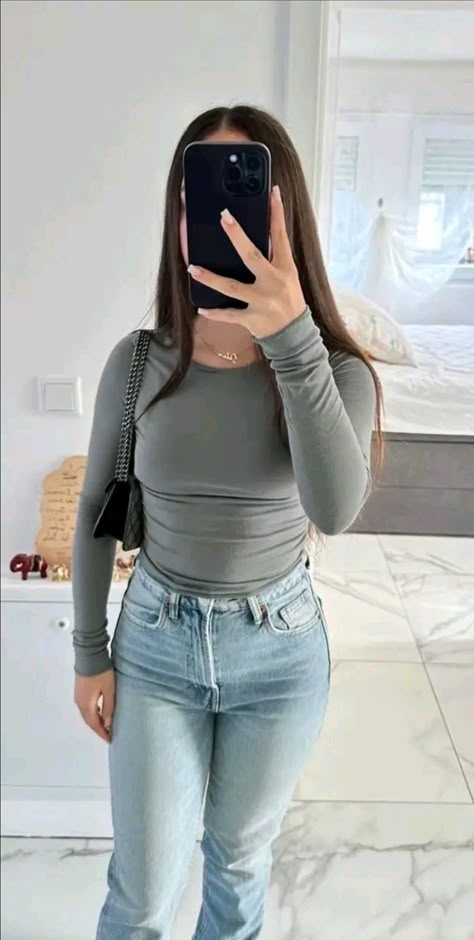 outfit idea Jean Bleu Outfit, Outfit Jean Bleu, Basic Top Outfit, Outfit Jean, Modest Casual Outfits, Zara Drip, Fashion Top Outfits, Feel More Confident, Look Older