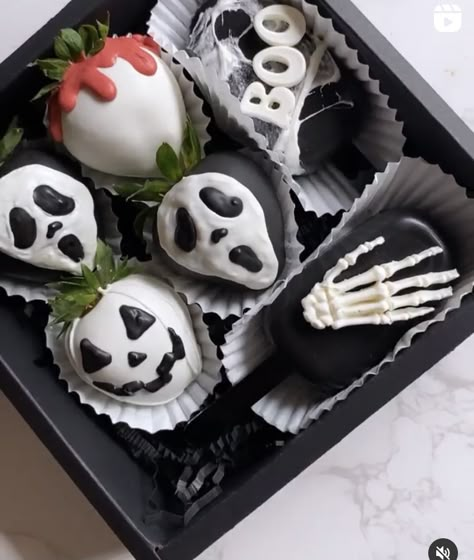 Skeleton Chocolate Covered Strawberries, White Chocolate Covered Strawberries Halloween, Ghostface Dessert, Spooky Halloween Strawberries, Ghost Face Strawberries, Skull Chocolate Covered Strawberries, Halloween Themed Chocolate Strawberries, Ghostface Strawberries, Spooky Strawberries For Boyfriend