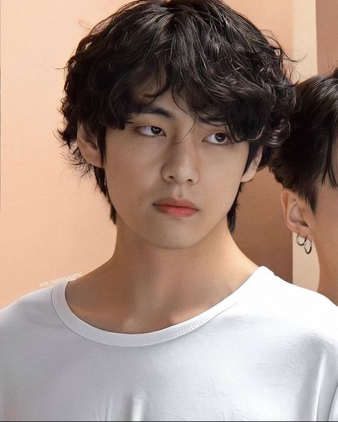 📼 ` ꒰ des ꒱ ; taehyung , bts taehyung , kim taehyung , bts v , taehyung perm hair 🌟 ` ꒰ tags ꒱ ; #taehyung #btstaehyung #kimtaehyung #btsv #뷔 #v #태�형 Loose Perm Men, Asian Perm, Perm Hair Men, Korean Perm, Wavy Perm, Bts Hairstyle, Perm Hair, Asian Haircut, Asian Men Hairstyle