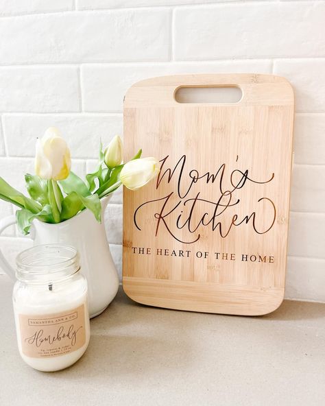 Photo by Samantha Ann & Co. on April 24, 2023. May be an image of kitchenware, clipboard and text. #Regram via @CrdwO1yuSjY Paddle Decor, Laser Engraved Gifts, Laser Engraved Ideas, Hand Design, Nana Gifts, Mothers Day Crafts, Farmhouse Kitchen Decor, Store Decor, Grandma Gifts