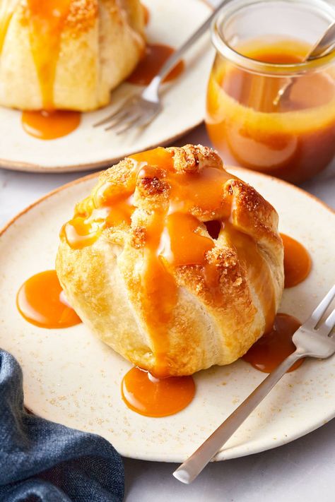 This Baked Apple Recipe is seriously the best, wrapped in flaky puff pastry and topped with a decadent salted caramel sauce. Apple Carmel Puff Pastry, Caramel Apple Puff Pastry Recipes, Puff Pastry With Apples, Apples In Puff Pastry, Apple Puff Pastry Recipes, Cobbler Desserts, Caramel Apple Recipes, Candied Apples Slices, Apple Recipes With Puff Pastry