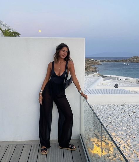 Black Beach Trousers Outfit, Black Pants Beach Outfit, Black Linen Pants Outfit Aesthetic, Black Holiday Outfits Summer, All Black Linen Outfit, All Black Vacation Outfit, Black Linen Trousers Outfit Summer, Black Linen Pants Outfit Summer Casual, Lanzarote Outfit