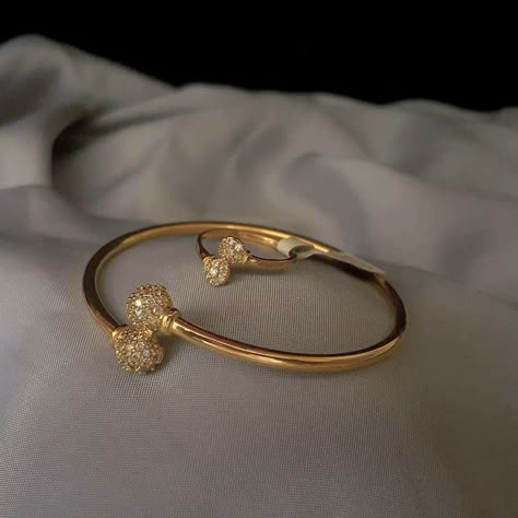 Permanent Bracelet, Wedding Jewelry Sets Bridal Jewellery, Ladies Bangles, Gold Bracelet Simple, Indian Wedding Jewelry Sets, Neck Pieces Jewelry, Gold Bangles For Women, New Gold Jewellery Designs, Gold Earrings Models