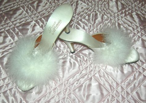 Vintage 1950's pale green satin Marabou high heel slippers. Trendy Vintage Outfits, Wedding Veil Vintage, Vintage Outfits 90s, Bedroom Slippers, Woman Bedroom, Va Va Voom, Vintage Lingerie, Dream Shoes, San Francisco 49ers