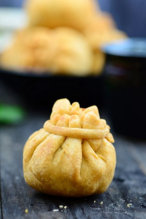 Aloo Matar ki Potli is a delicious Indian snack with a samosa like outer covering, and delicious potato and peas filling inside. It's shaped in the form of a small purse Sweet Samosa, Punjabi Samosa, Kachori Recipe, Holi Recipes, Diwali Recipes, Diwali Snacks, Diwali Sweets, Diwali Food, Indian Breakfast