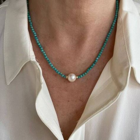 One Bead Necklace, Turquoise Necklace Simple, Small Turquoise Necklace, Beads And Pearls Necklace, Jewelry Making Beads Necklace Design, Single Bead Necklace, Jewelry Making Necklace Ideas, Pearl And Turquoise Necklace, Modern Pearl Jewelry Design